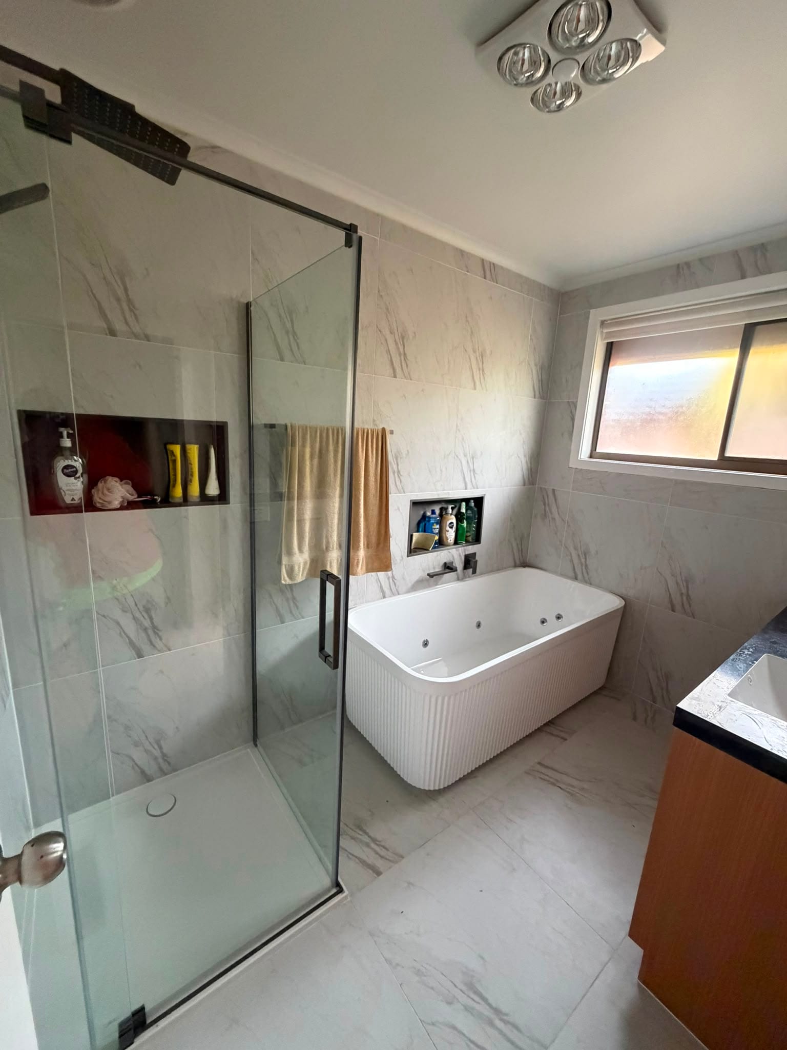 Fluted freestanding bath with frameless shower screen