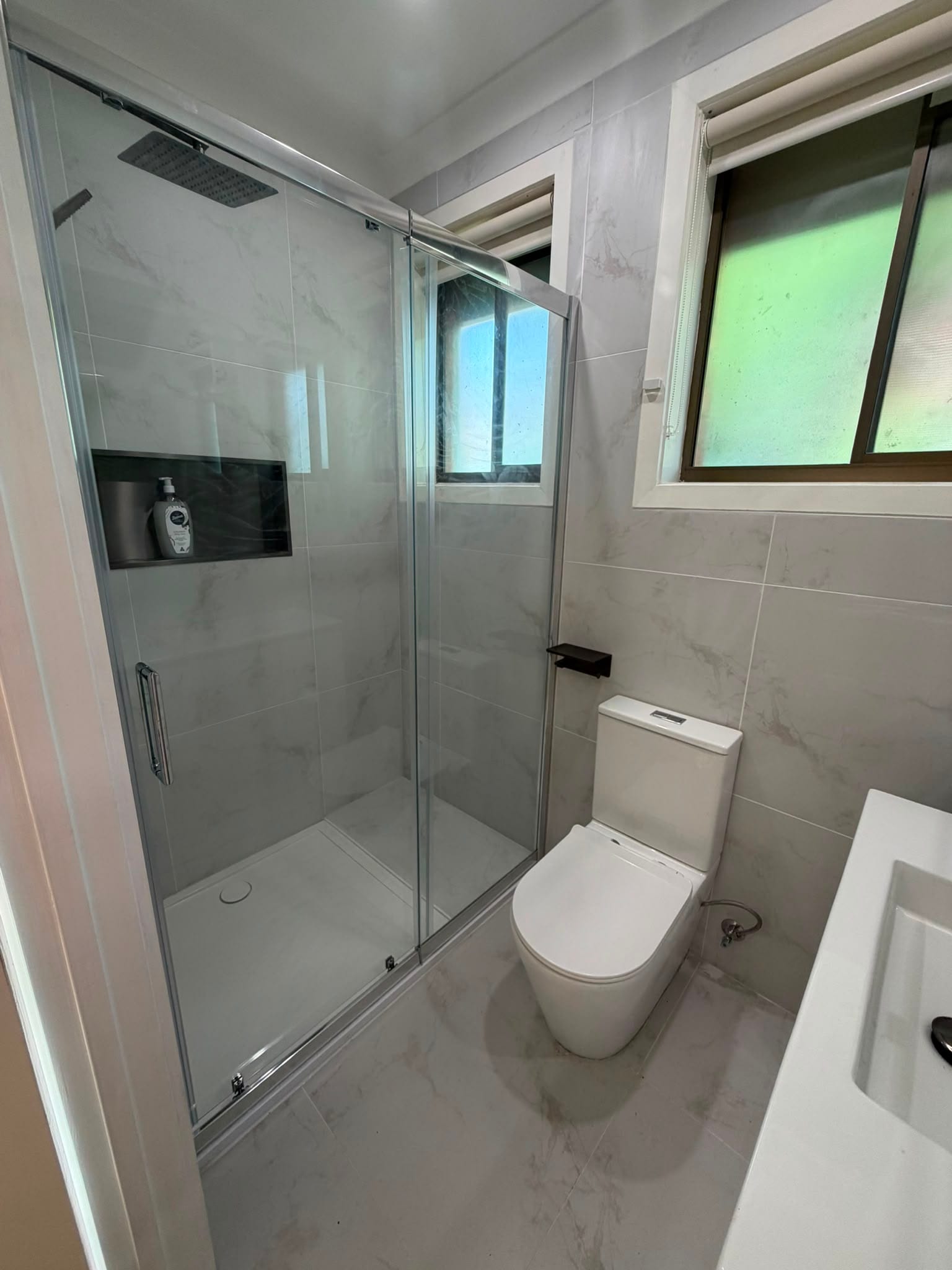 Sliding-door shower in marble-look porcelain
