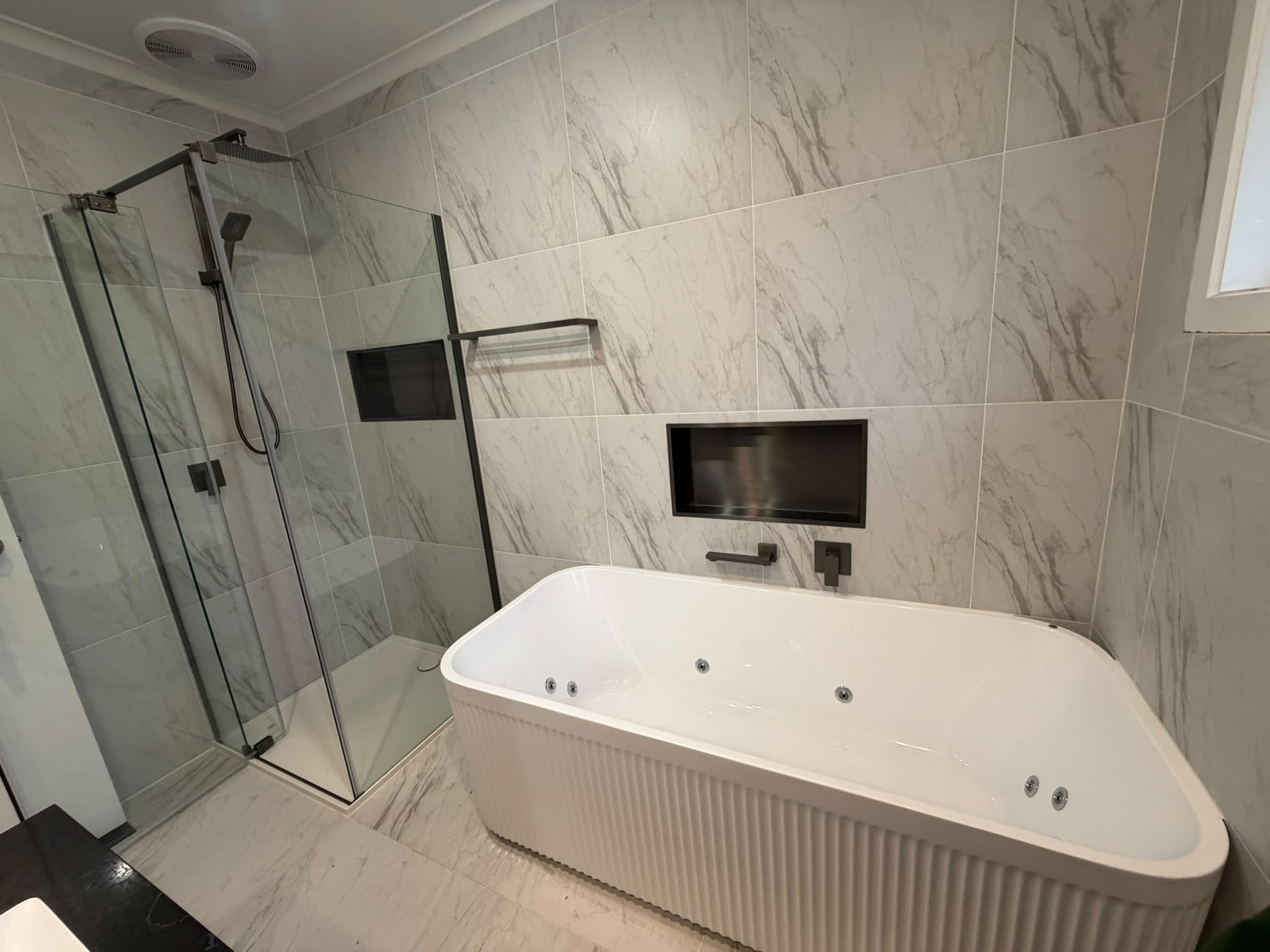 Spa bath and walk-in shower