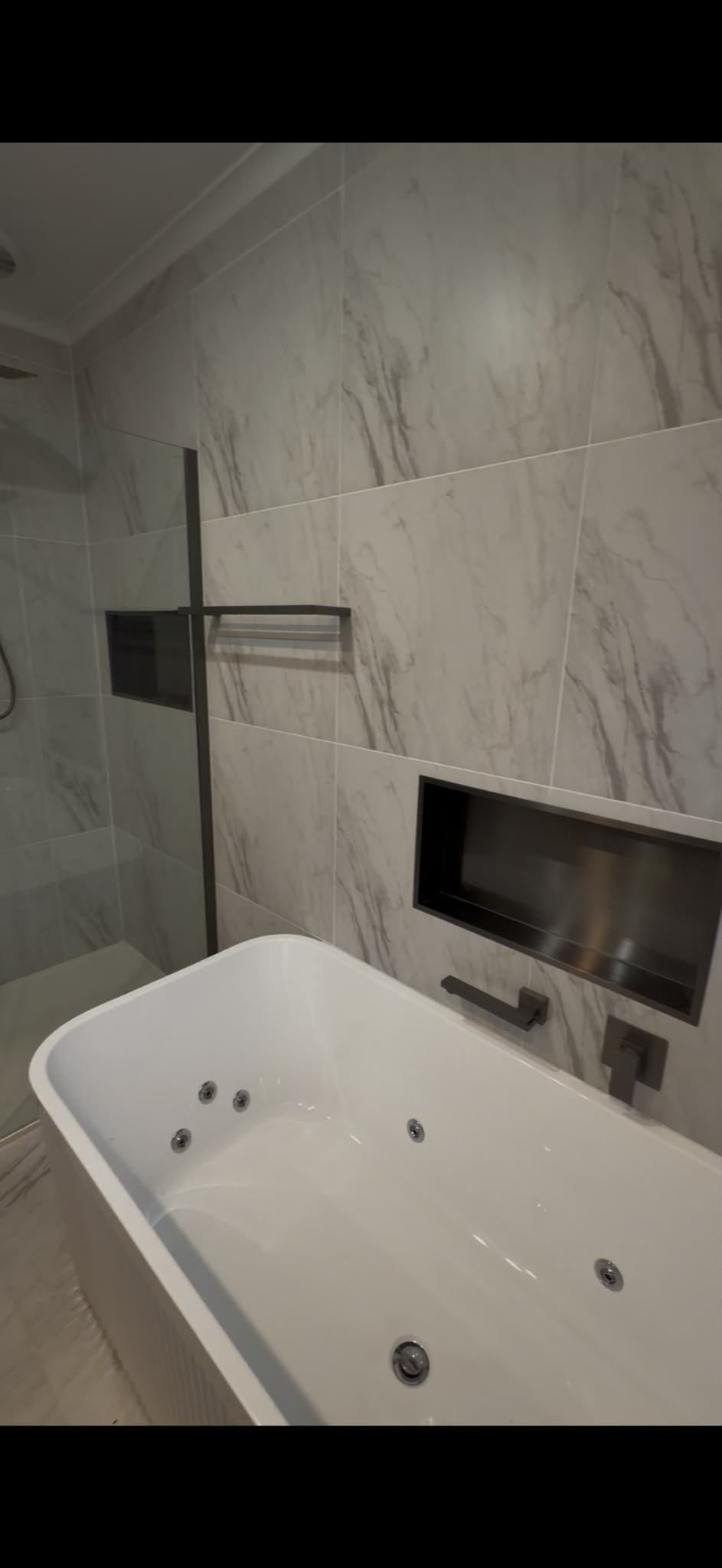 Built In project - Fluted spa bath with marble feature wall
